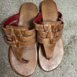 Bedstu Yoli Sandals